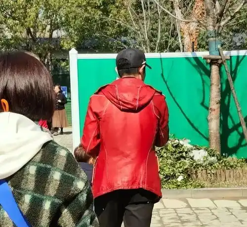  撒贝宁携家人现身南京,夫妻两人穿情侣上衣逛街,李白大长腿瞩目