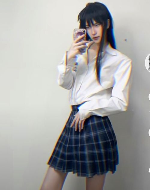  二次元宝藏男孩cos狐狸保安征服女网友,女装大长腿更是真腿精