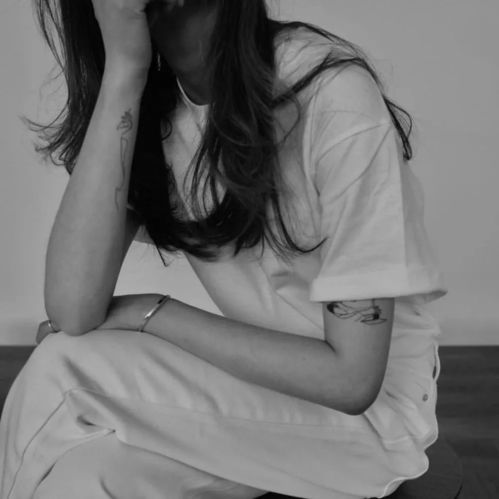  黑白调女头意境简约高级