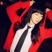  女生头像红衣服酒红头发女生头像