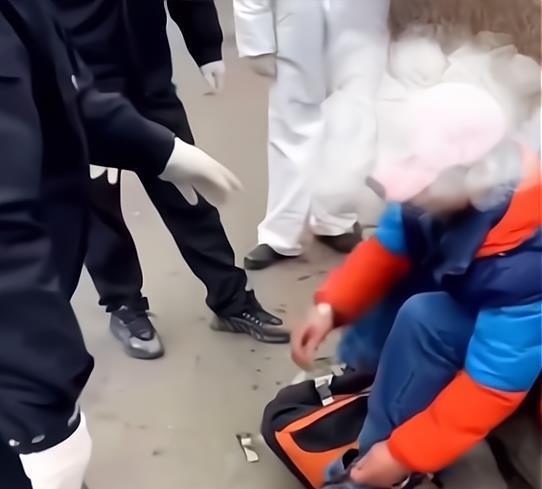  吉林一男子强行外出叫嚣防疫者不戴口罩是我的事,有责任我承担