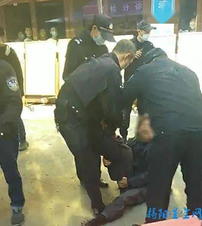  市区人民医院男子疑似拒戴口罩入院,与保安发生争执
