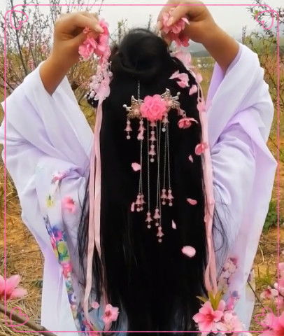  最近雨伞花瓣雨火了,逃过樱花和桃花,却被小哥哥迷住了