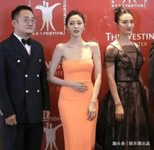  张天爱活动生图火了,穿橙色长裙气质优雅,焦点却在群演身上