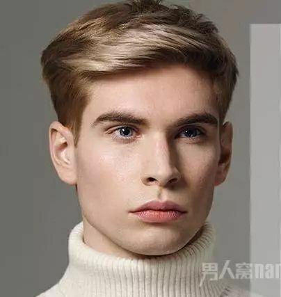  有什么适合下颚角大导致脸型方正的男生发型以及穿衣打扮