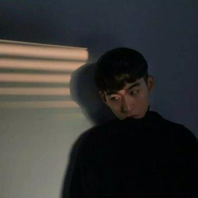  qq头像伤感的男生头像,性子冷淡倔强的不回头
