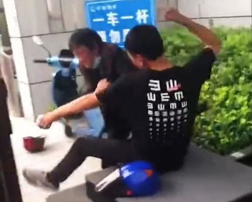  逆子江苏男子未戴口罩和保安起争执,母亲赶来劝说被儿子殴打
