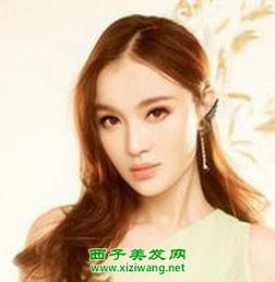  女生中分遮脸直发发型图片