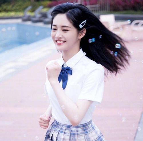  周洁琼穿jk制服,白色衬衫配格裙,少女心十足