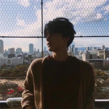  让脸埋在衣领中活在自我的男生,流行男生头像抖音