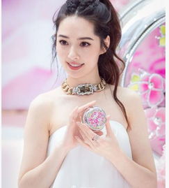  郭碧婷出席活动,一身白色连体裤气质尽显,高马尾简直甜到犯规