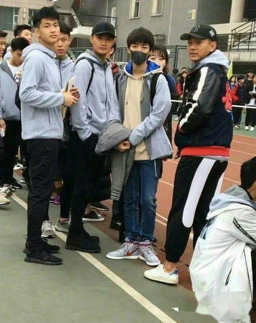  王俊凯在北电差点就和男生亲上了原因和低头玩手机有关