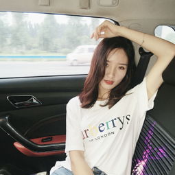  美女欣赏清纯邻家少女私房写真
