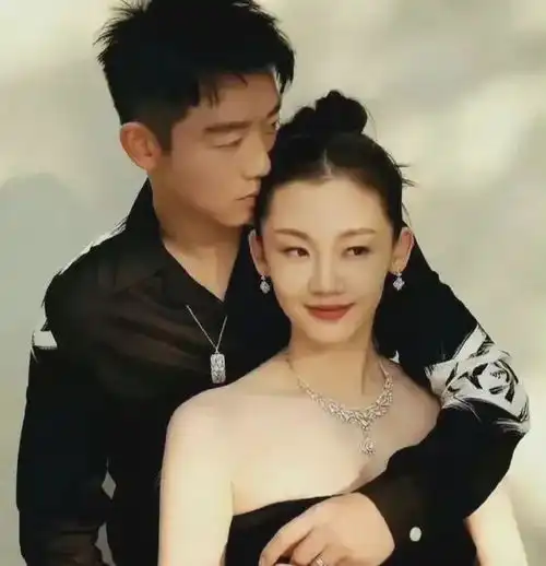  被老板曝光三年三胎,郑凯尴尬,苗苗害羞,他们为什么不敢承认
