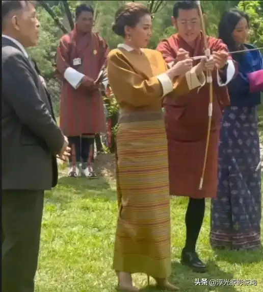  泰王夫妇体验射箭,苏提达王后换上不丹女装,拉弓又美又飒