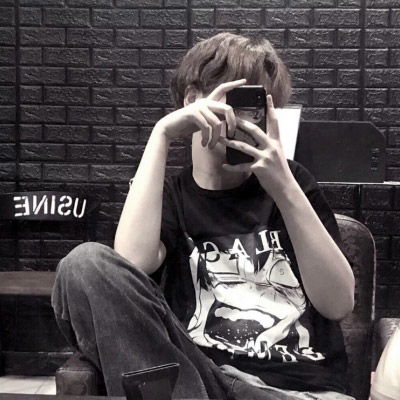  qq头像男生拿手机遮脸冷漠用手机遮脸图片