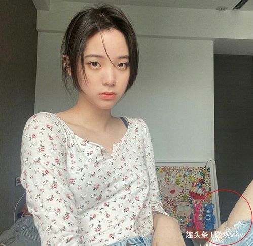  欧阳娜娜宅家长胖了穿破洞裤勒出明显赘肉,穿秋衣也这么好看