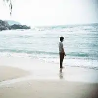  给我几个以背影为主题的好看的qq头像,最后背景是大海