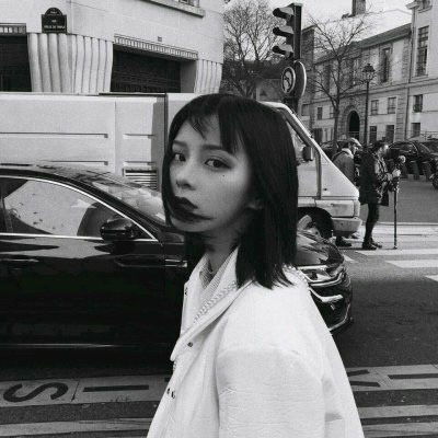  女生头像黑白伤感侧脸孤独真人忧伤头像