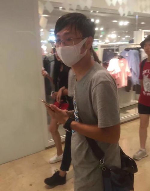  男子南京地铁站随意拉人拍照并试图拥抱被拘7天