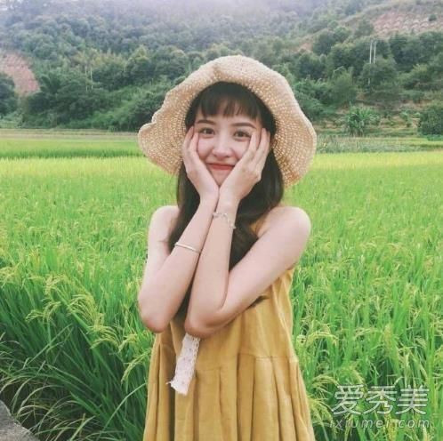  2018年,女孩的前17种发型很流行,所以选择一种来改变