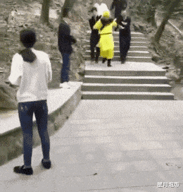  妹子一上车就脱掉外套,看着她背上的字,我都替她尴尬了