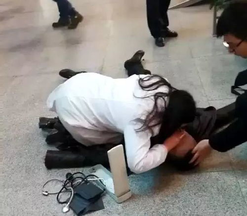  惋惜男子赶火车倒地,在台州火车站不幸离世