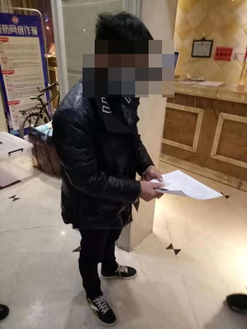  居家观察期外出拉下网格员口罩哈气男子被强制隔离并行拘
