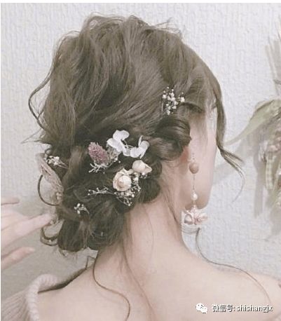  00后女生日系软萌发型,上面的小发饰少女心爆棚,小仙女马起来