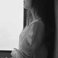  跪求两张黑白背影一左一右的情侣头像