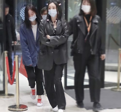  杨幂录节目凌晨收工,男保镖暴力推开围观粉丝,杨幂喊话阻止保镖
