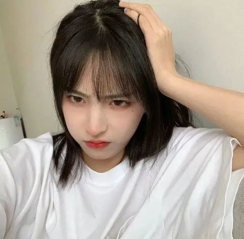  气质非凡,自信十足的漂亮女生头像