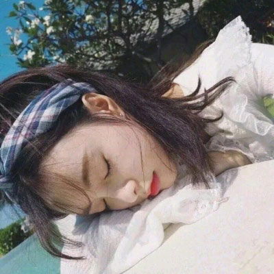  网图女生头像霸气高冷女汉子输给了装逼的萌妹子