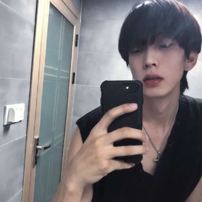  高冷男头像真人高清拿着手机拍照的男生头像