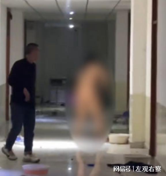  高校女生一丝不挂大闹男生宿舍,手握铁棒打砸房门,背后原因曝光
