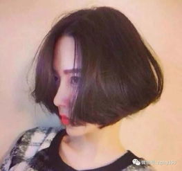  短发中分就是美丽