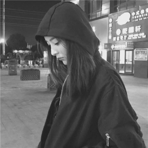  黑白超拽女生头像,今日正月初四给大家分享