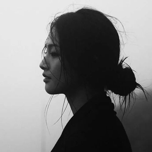  伤感头像唯美黑白女头像