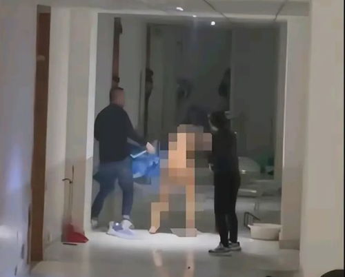 闹大了女子一丝不挂大闹男生宿舍,校方回应引起热议