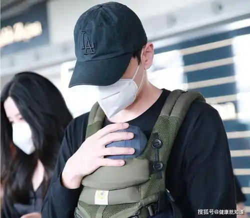  李光洁当爸,拍到现身机场,已经做好了公开有宝宝的消息