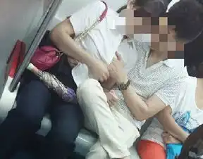  情侣地铁里亲7站不松嘴排第一不雅姿势竟是...