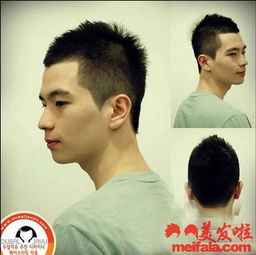  男生潮流短发夏季配黑框眼镜的