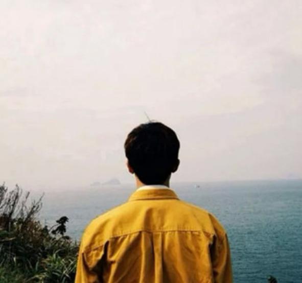  心理测试下面哪个男生背影最吸引你测目前有没有人正在爱着你