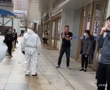  外籍男子拒戴口罩并辱骂攻击防疫人员警方通报来了
