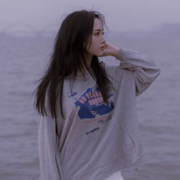  女生海边一个人看海头像