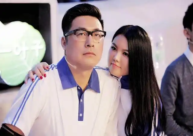  夫妻反目李湘深夜晒图颇有深意,王岳伦发文疑内涵李湘有意中人