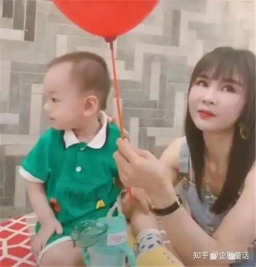  冻龄外婆抱娃走红,20年几乎没变样儿,网友比年轻时候还嫩