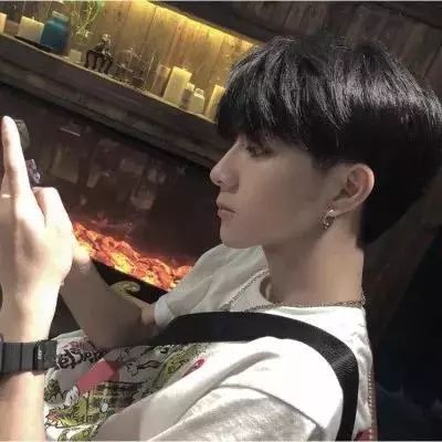  我不是刻意等你,我只是好奇我到底有多喜欢你