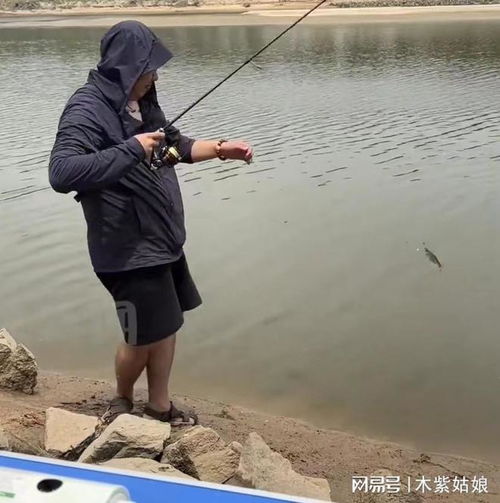  女子为阻止男友钓鱼上瘾,岸边支锅炸鱼急坏男友再也不想钓鱼了