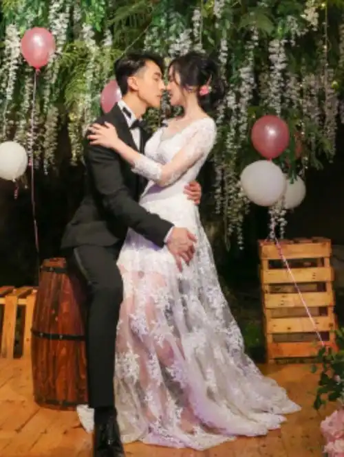  吴尊晒婚礼照,林丽吟终穿婚纱美出新高,夫妻喊话下辈子还在一起